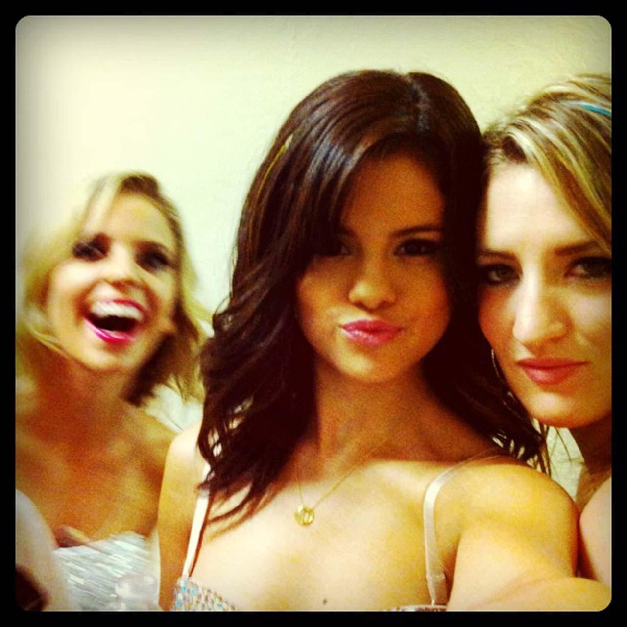 16P Selena Gomez exposing sexy body and huge cleavage on private photos