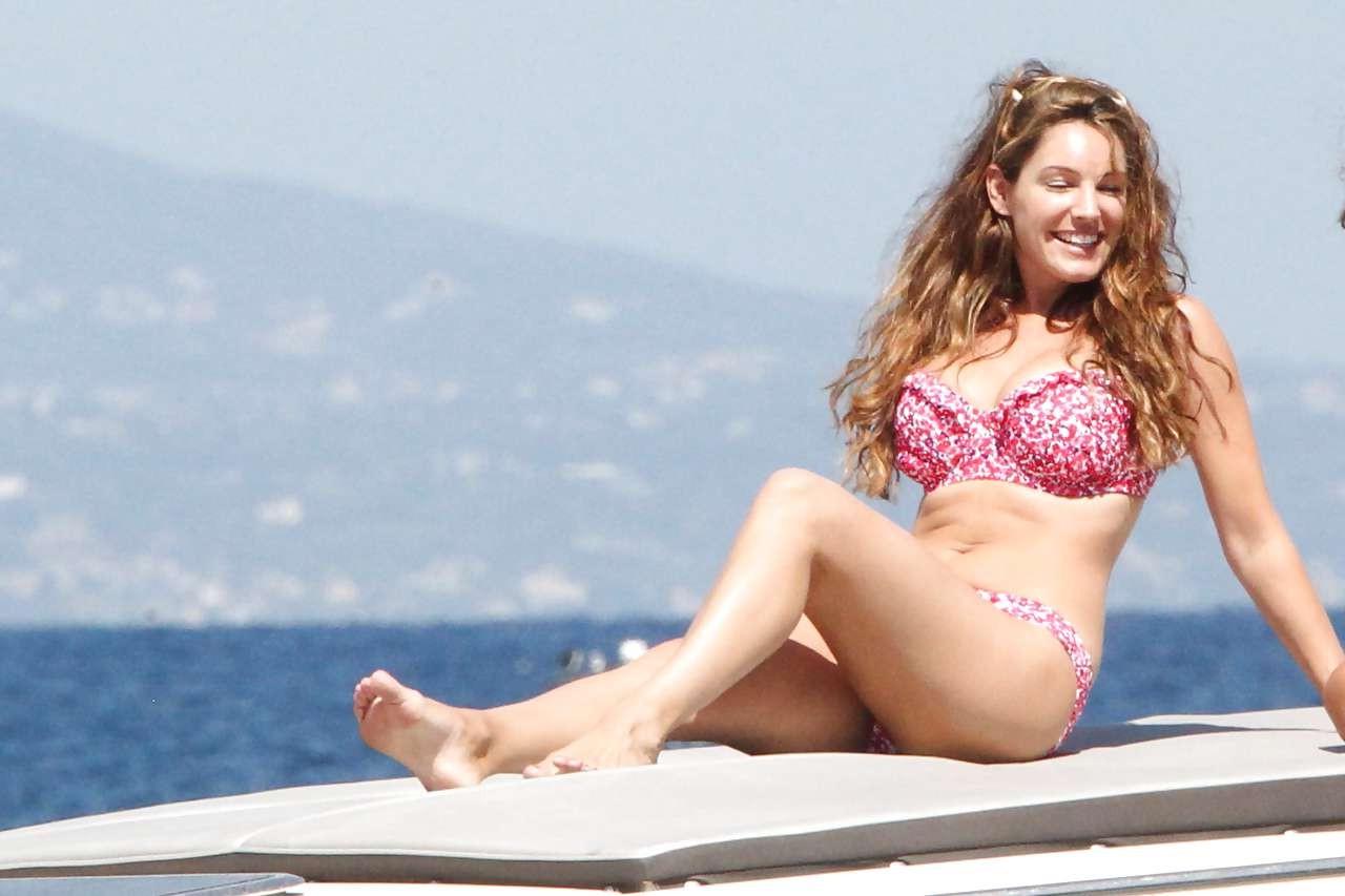 16P Kelly Brook showing big cleavage in bikini paparazzi pictures
