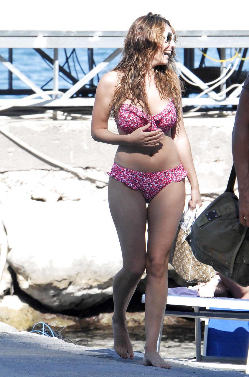 16P Kelly Brook showing big cleavage in bikini paparazzi pictures