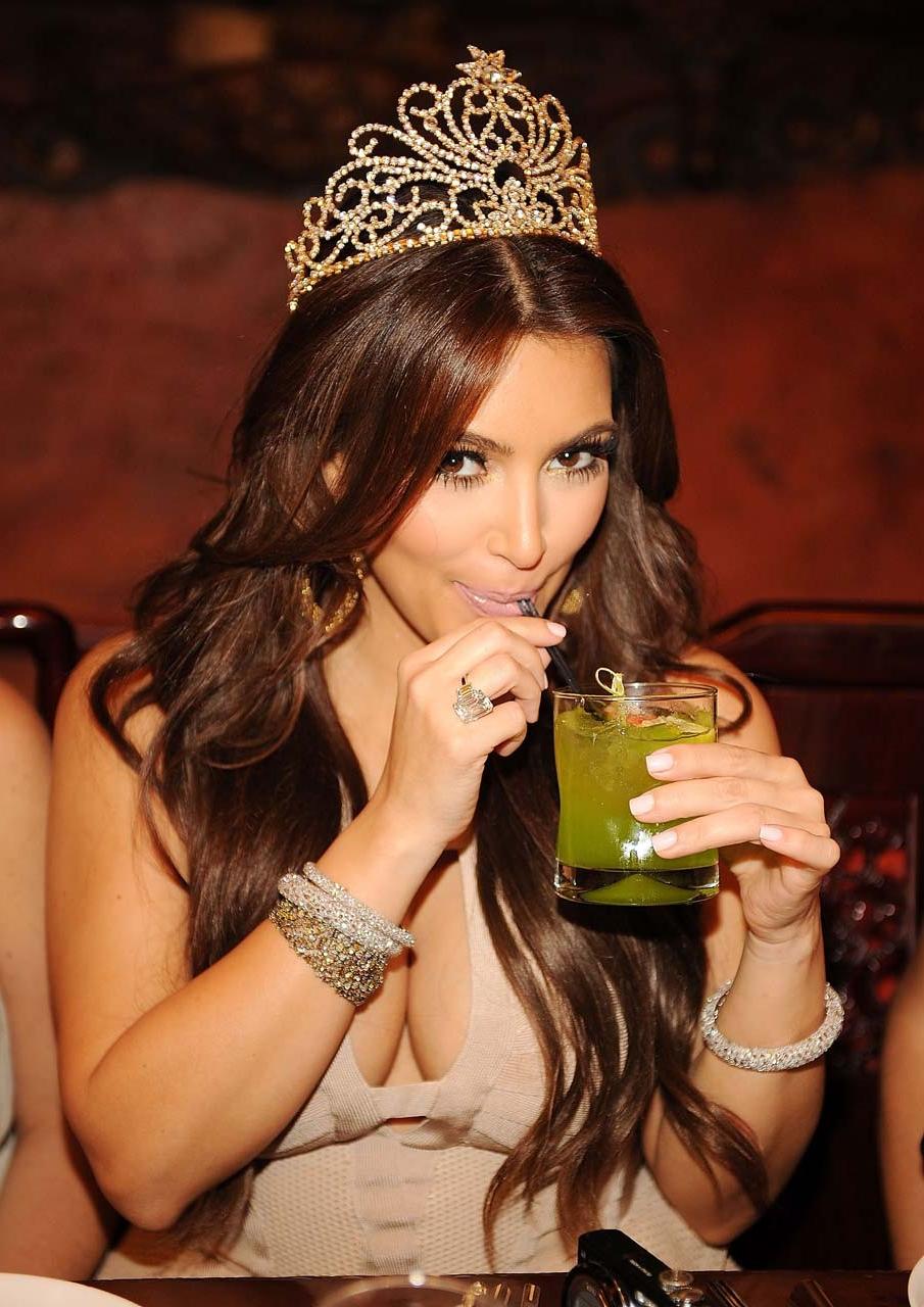16P Kim Kardashian exposing sexy body and fucking huge cleavage
