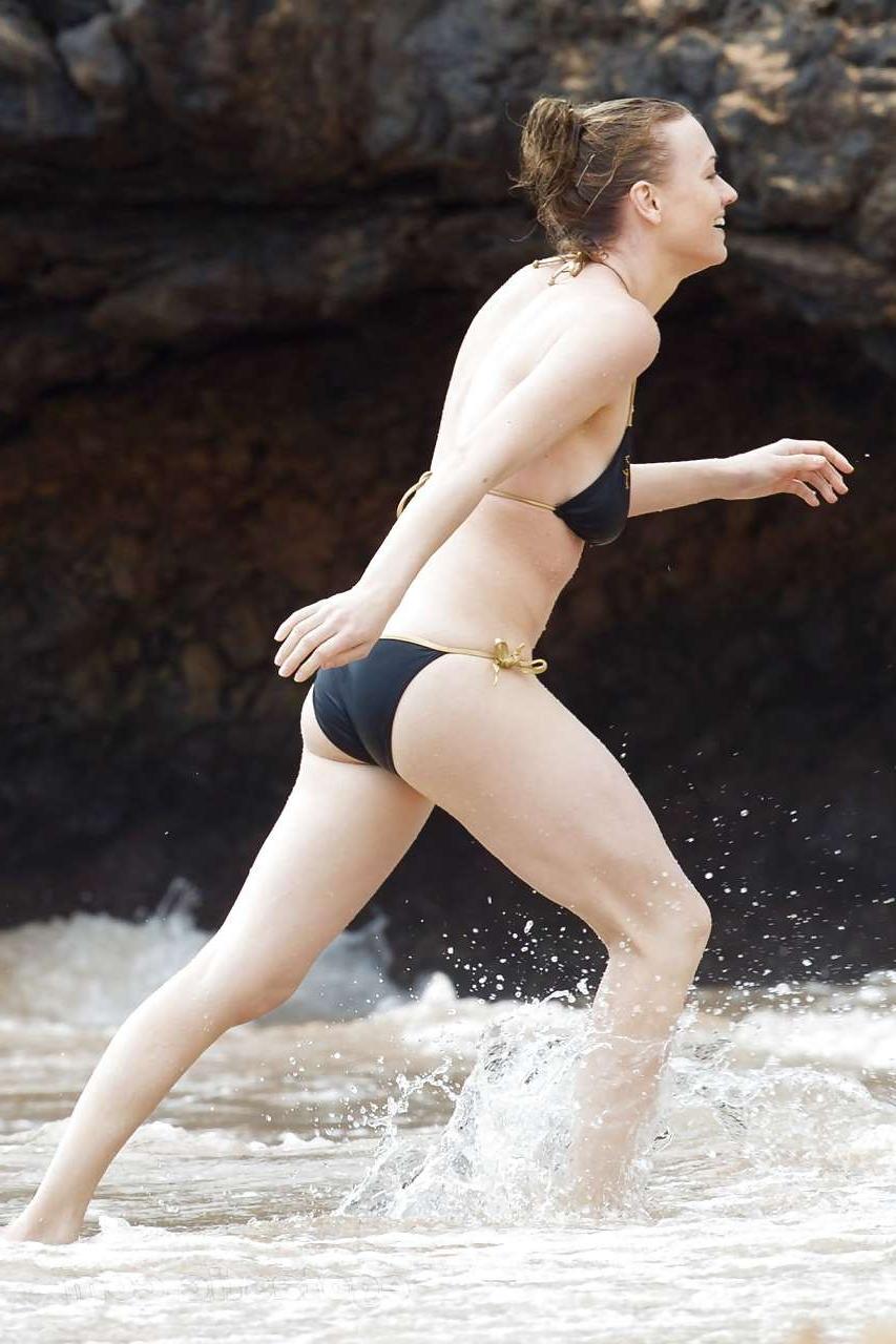 16P Yvonne Strahovski showing her sexy body in bikini and in underwear