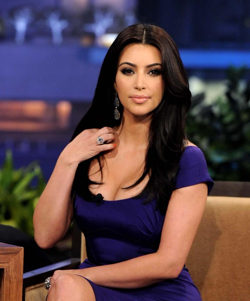16P Kim Kardashian exposing her fucking sexy body and huge cleavage