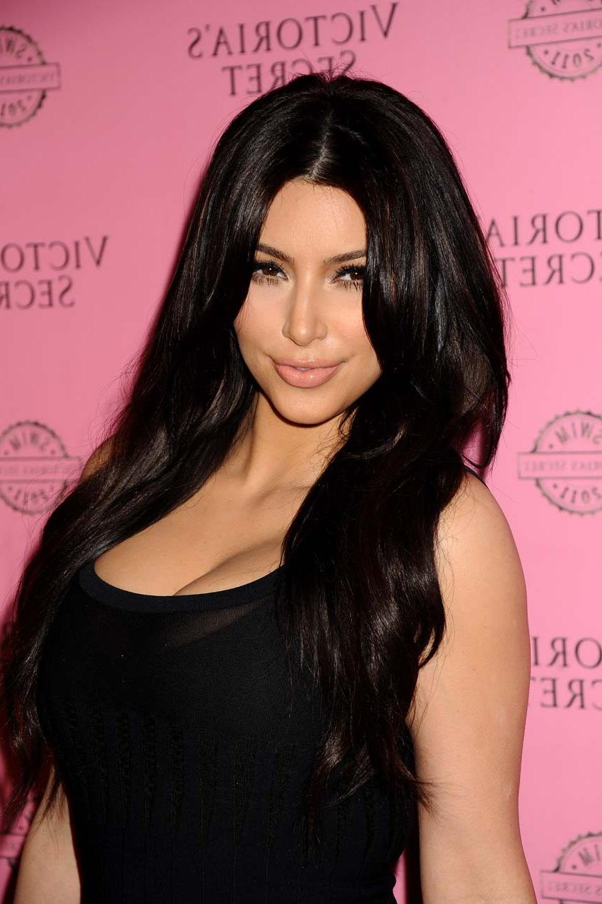 16P Kim Kardashian exposing her fucking sexy body and huge cleavage