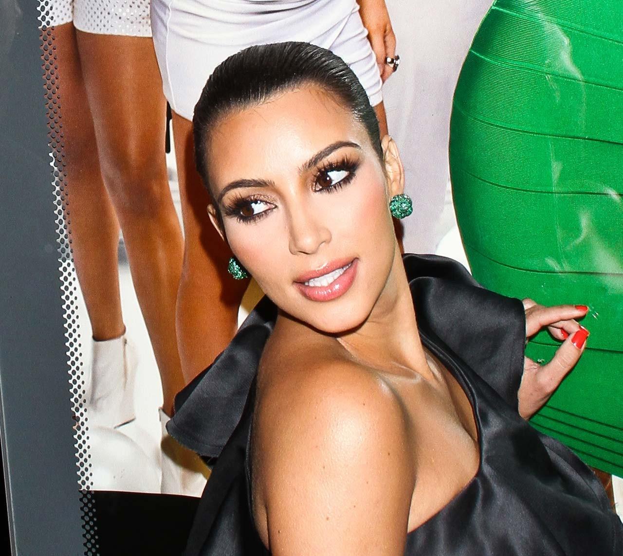16P Kim Kardashian exposing her fucking sexy body and huge cleavage