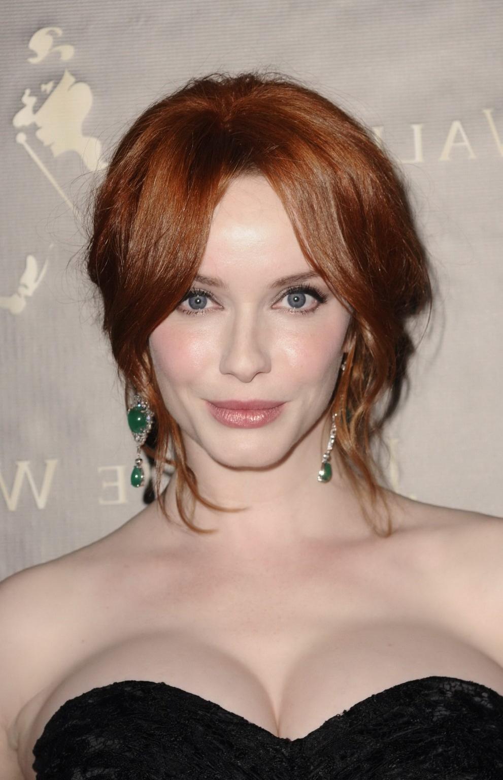 16P Christina Hendricks showing enormous cleavage at Johnnie Walker Fathers Day Gift