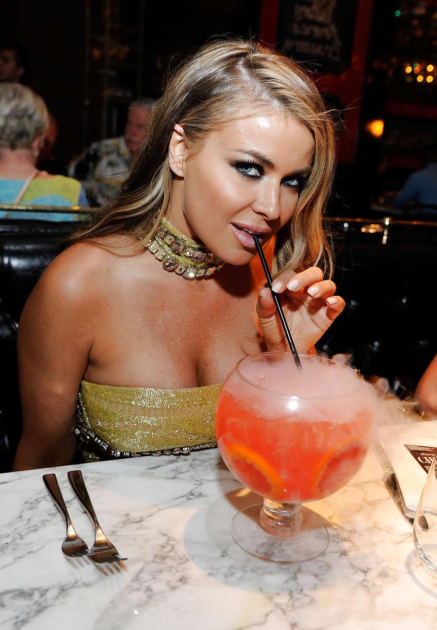 16P Carmen Electra showing huge cleavage on some party paparazzi pictures