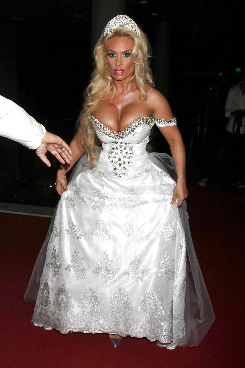 16P Nicole Austin show big cleavage and exposing her ass without panties