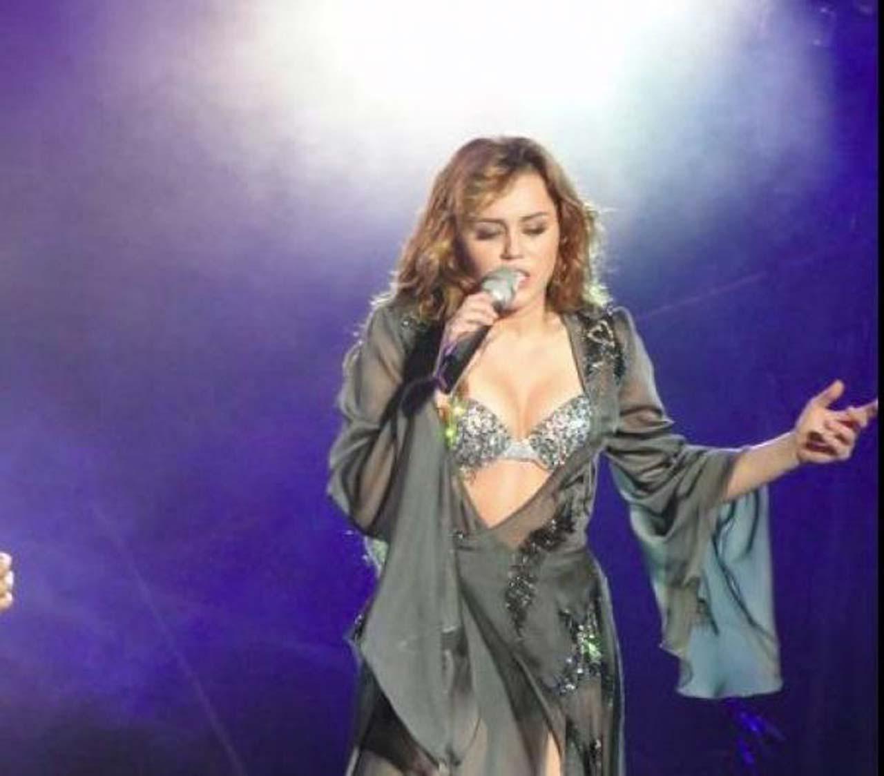 16P Miley Cyrus exposing huge cleavage and fucking sexy body on stage
