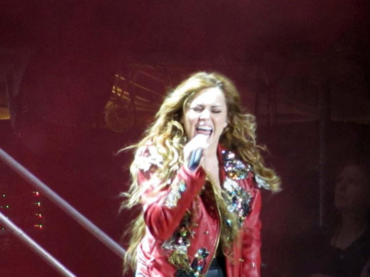 16P Miley Cyrus exposing huge cleavage and fucking sexy body on stage