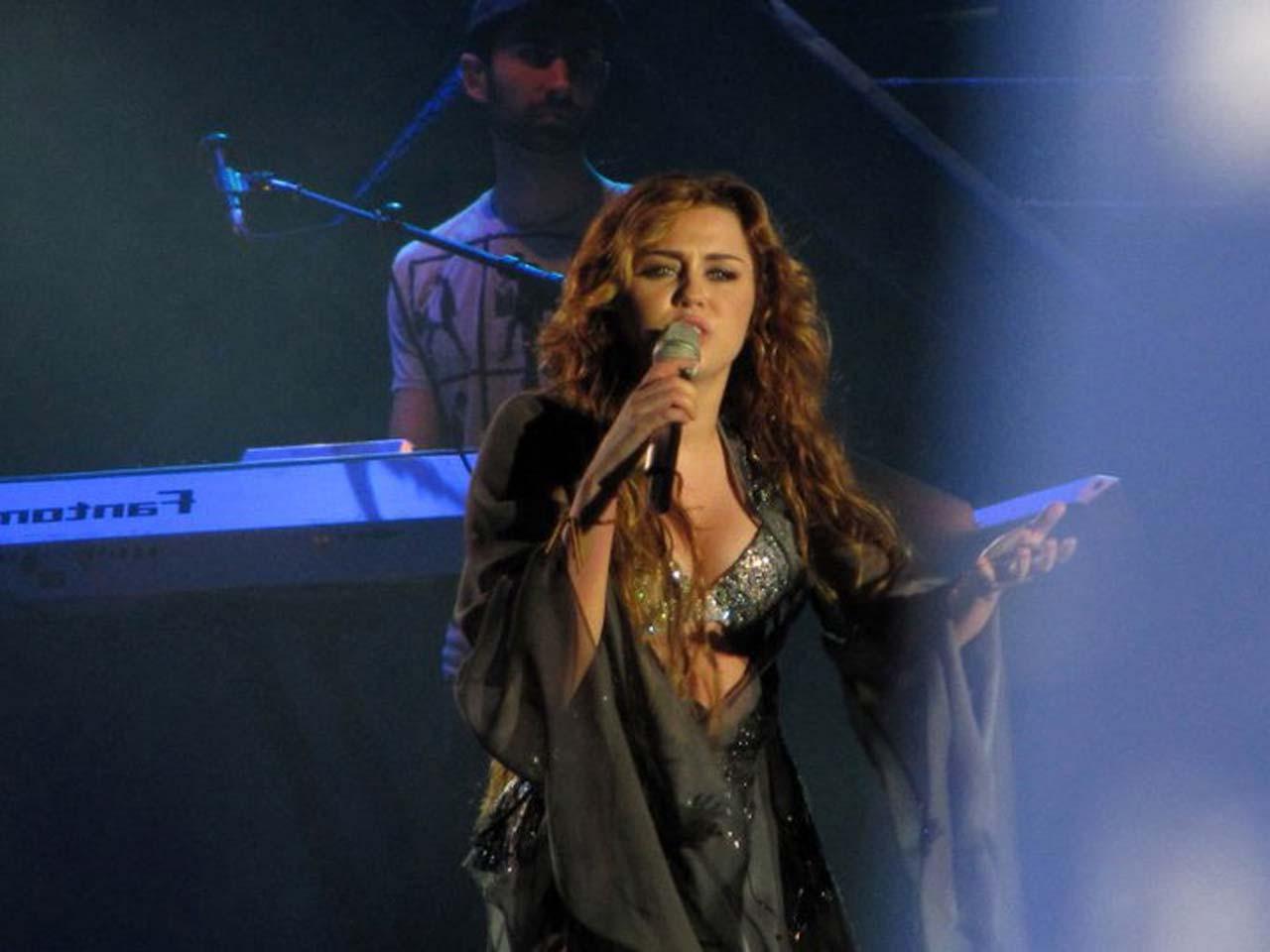 16P Miley Cyrus exposing huge cleavage and fucking sexy body on stage