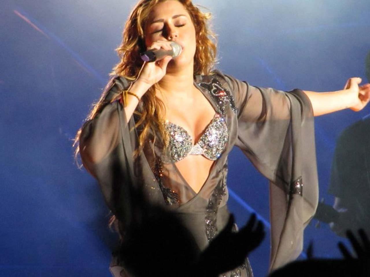 16P Miley Cyrus exposing huge cleavage and fucking sexy body on stage