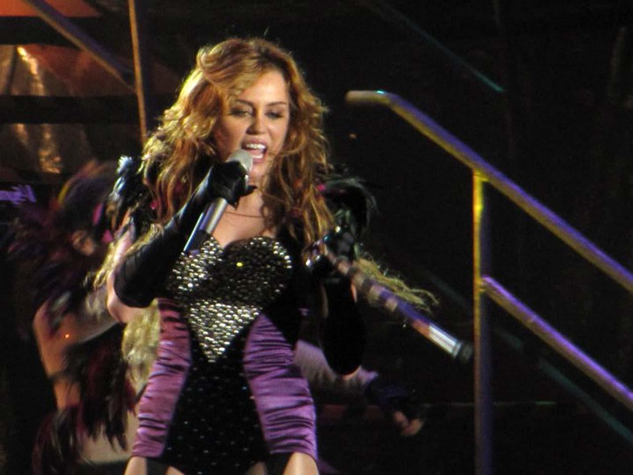 16P Miley Cyrus exposing huge cleavage and fucking sexy body on stage