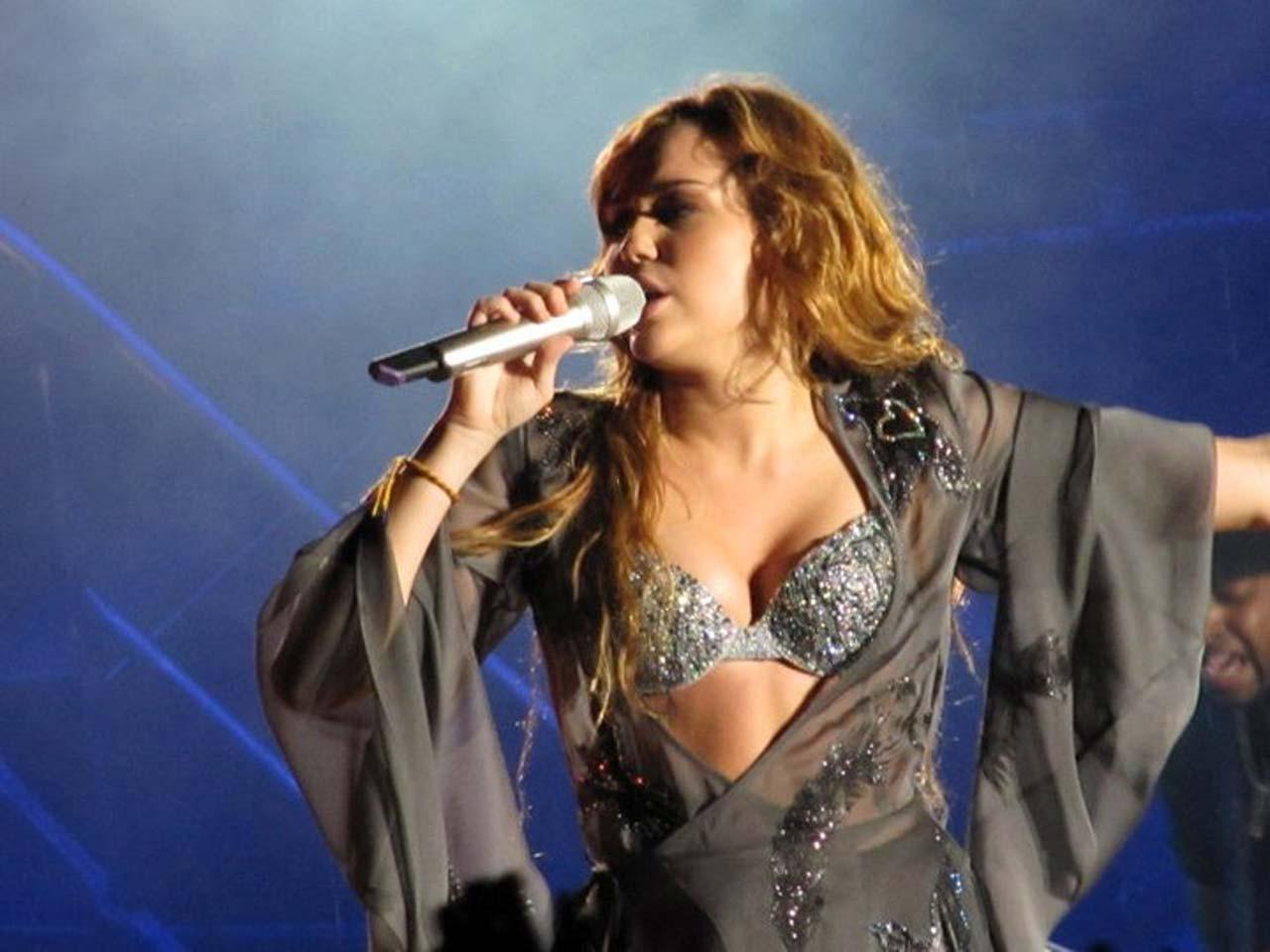 16P Miley Cyrus exposing huge cleavage and fucking sexy body on stage