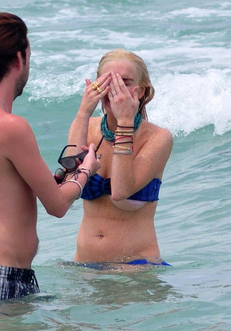 15P Lindsay Lohan sexy and hot bikini and boob slip paparazzi photos