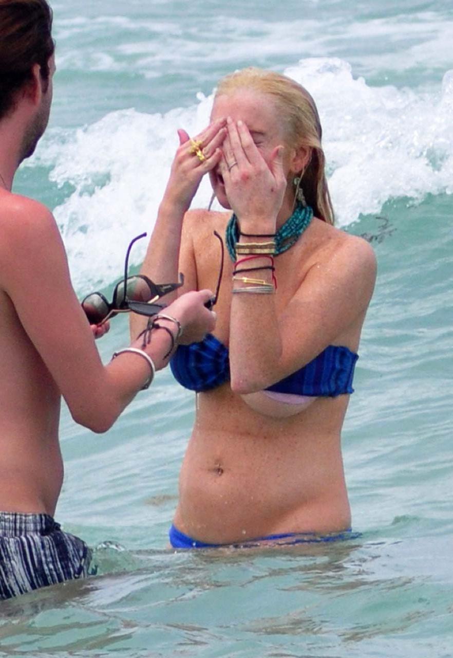 15P Lindsay Lohan sexy and hot bikini and boob slip paparazzi photos