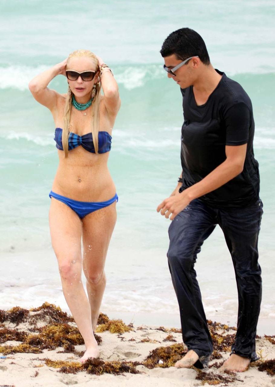 16P Lindsay Lohan tits slip from bikini on beach oops paparazzi pictures