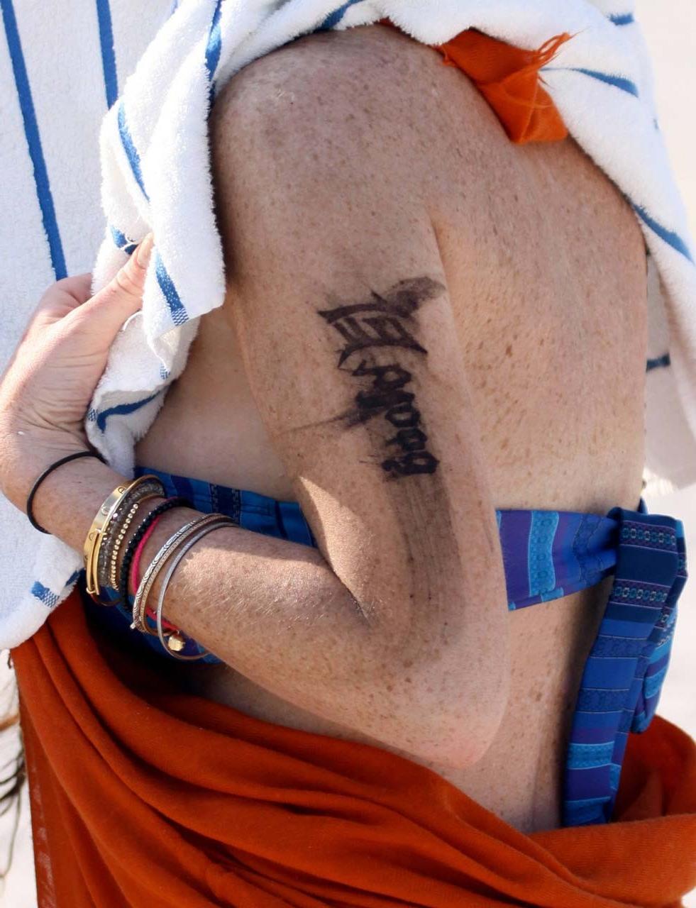 16P Lindsay Lohan tits slip from bikini on beach oops paparazzi pictures