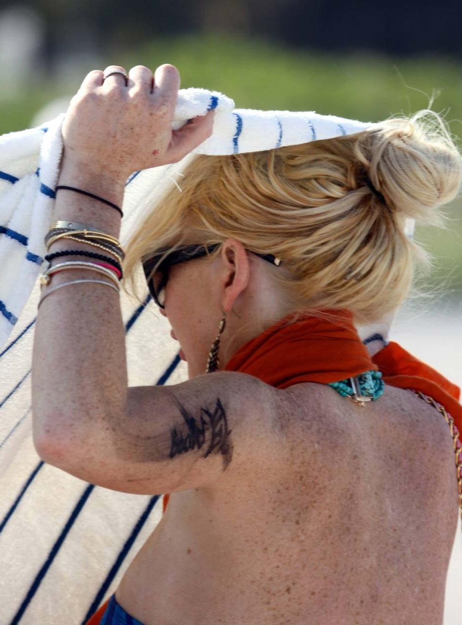16P Lindsay Lohan tits slip from bikini on beach oops paparazzi pictures