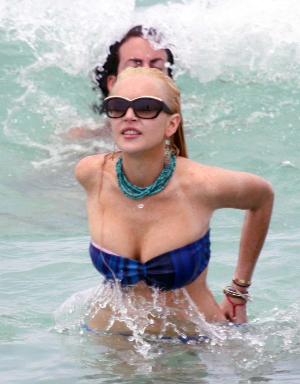 16P Lindsay Lohan tits slip from bikini on beach oops paparazzi pictures