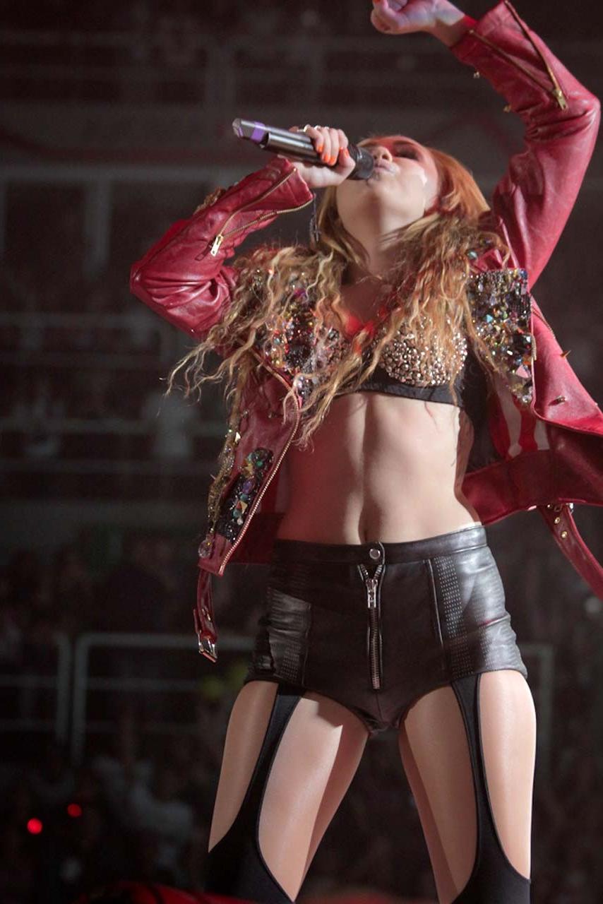 16P Miley Cyrus exposing her sexy body and fucking huge cleavage on stage