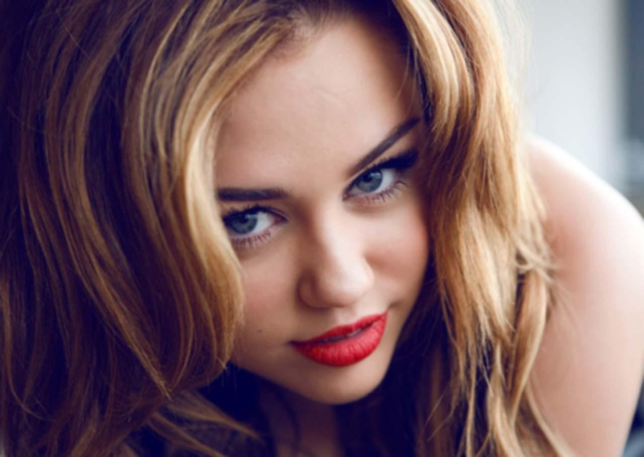 16P Miley Cyrus exposing her sexy body and fucking huge cleavage on stage