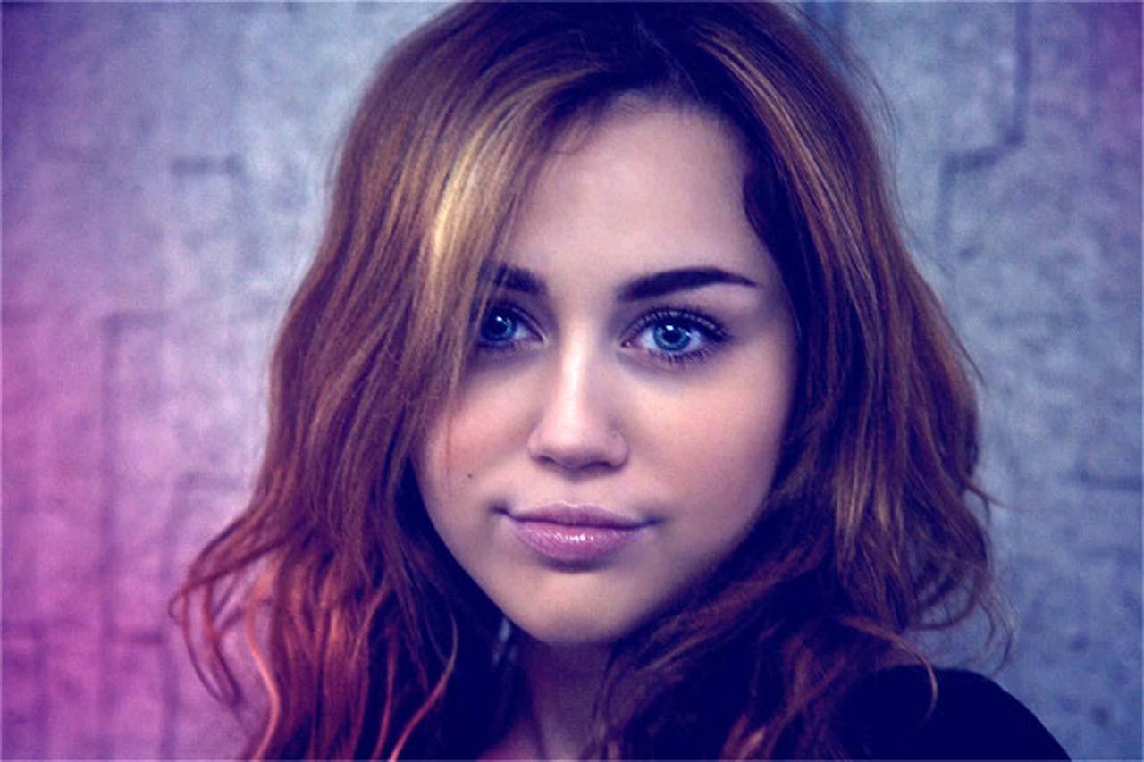 16P Miley Cyrus exposing her sexy body and fucking huge cleavage on stage