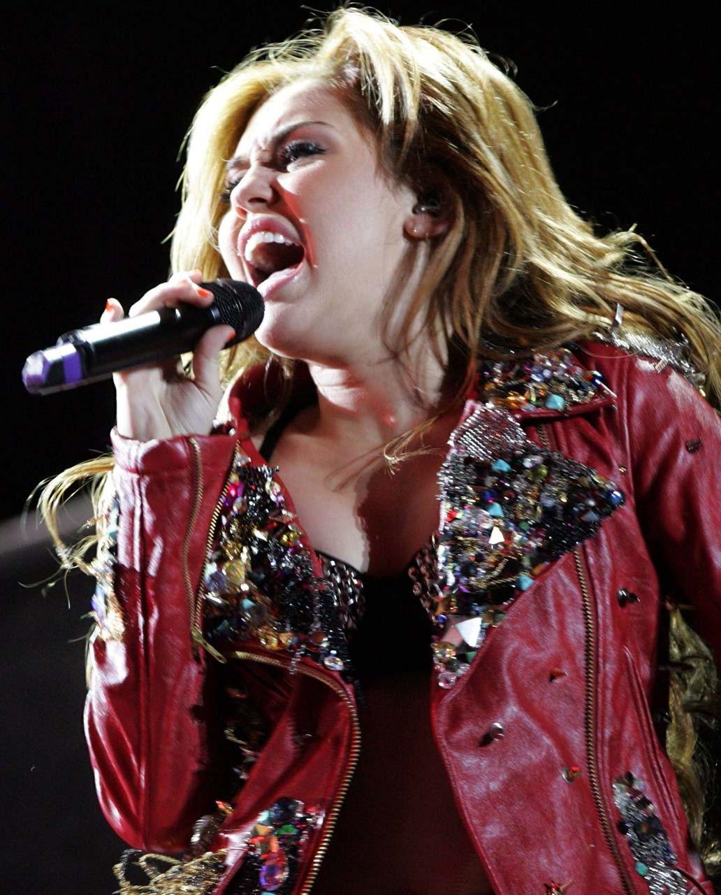 16P Miley Cyrus performing on stage and exposing her fucking huge cleavage 