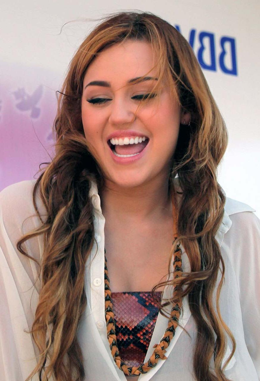 16P Miley Cyrus performing on stage and exposing her fucking huge cleavage 