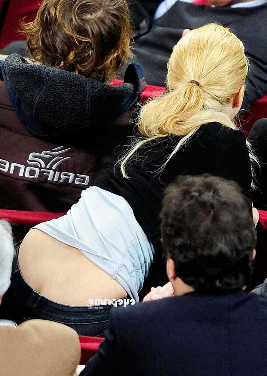16P Shakira fucking sexy and hot ass cleavage and tits covered paparazzi photos