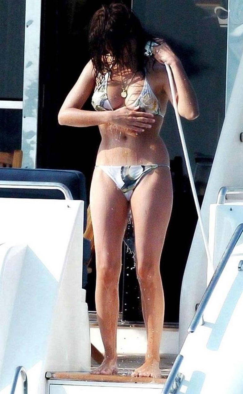 16P Penelope Cruz sexy and hot bikini and nipple slip paparazzi photos