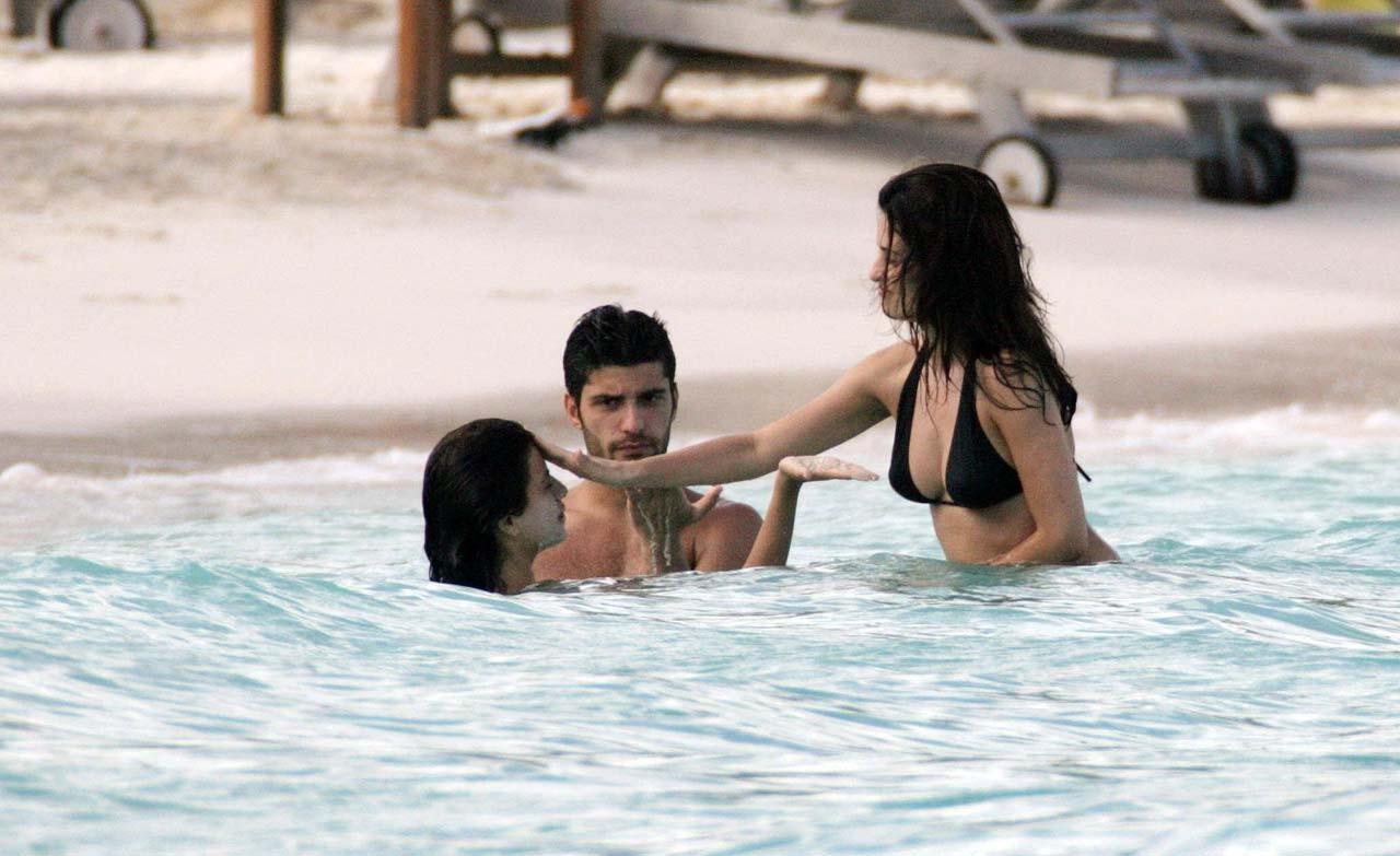 16P Penelope Cruz sexy and hot bikini and nipple slip paparazzi photos