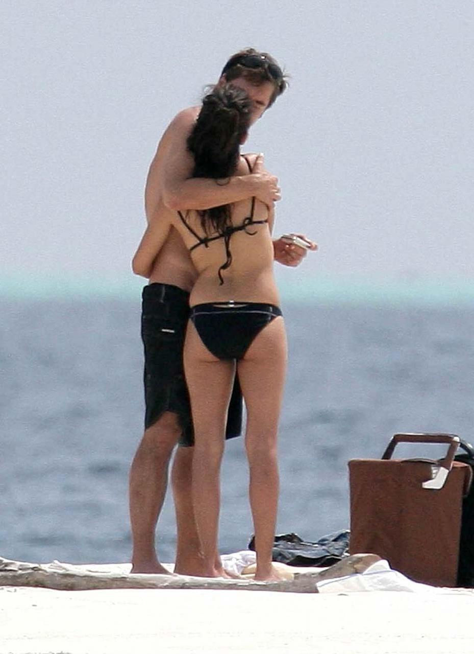 16P Penelope Cruz sexy and hot bikini and nipple slip paparazzi photos