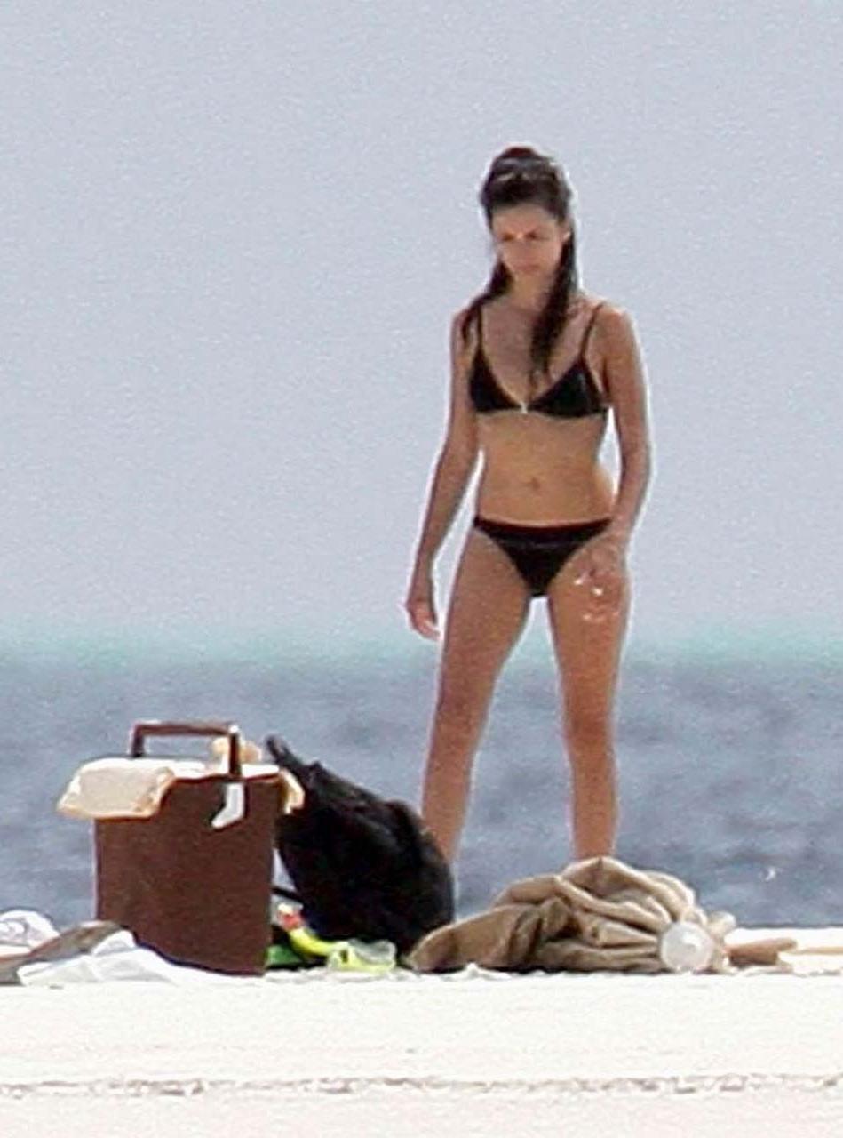 16P Penelope Cruz sexy and hot bikini and nipple slip paparazzi photos