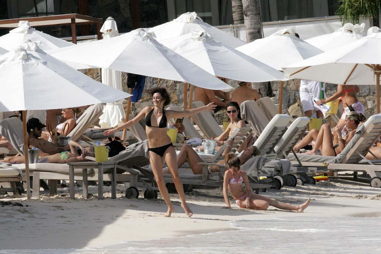 16P Penelope Cruz sexy and hot bikini and nipple slip paparazzi photos