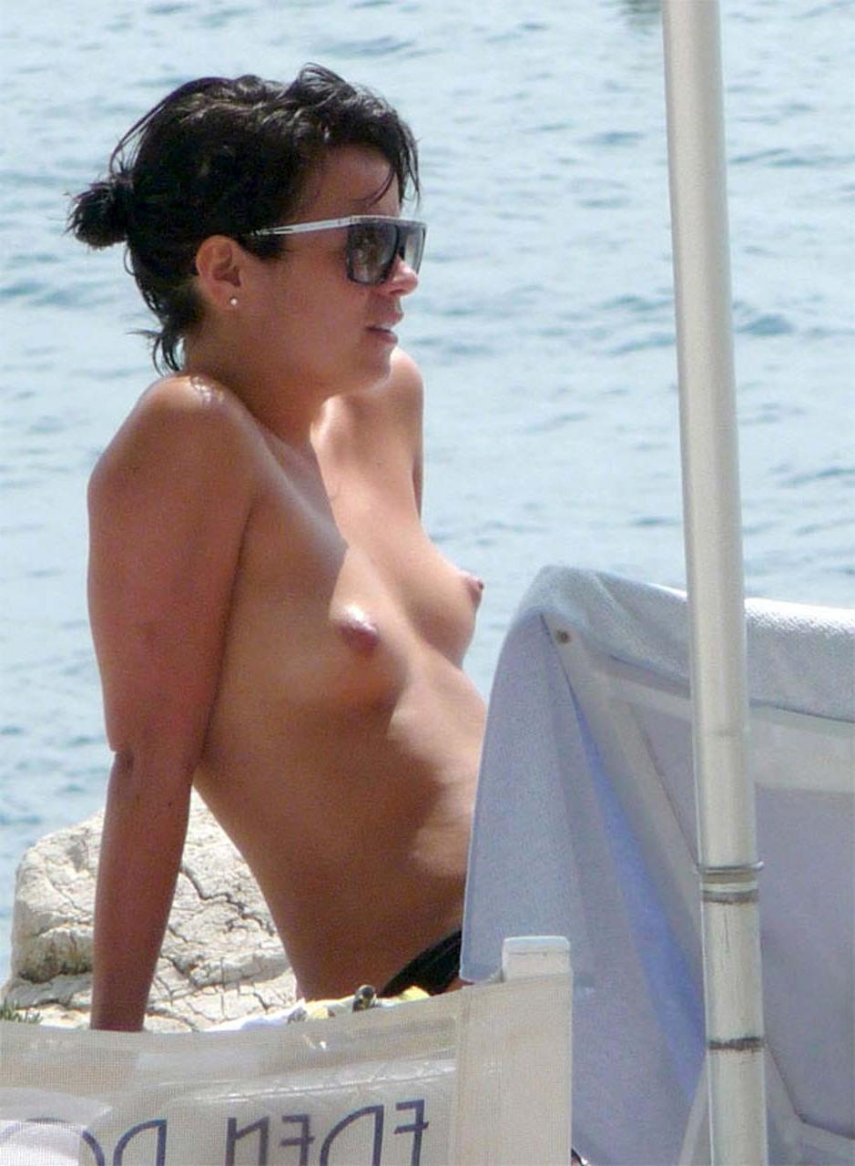 16P Lily Allen nipple slip and exposing her nice boobs on beach paparazzi pictures
