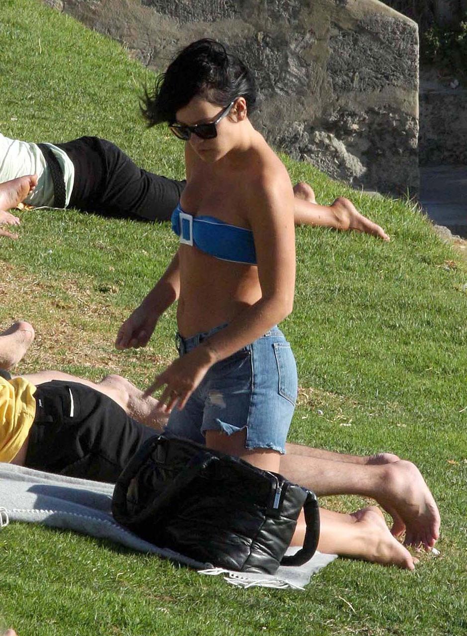 16P Lily Allen nipple slip and exposing her nice boobs on beach paparazzi pictures