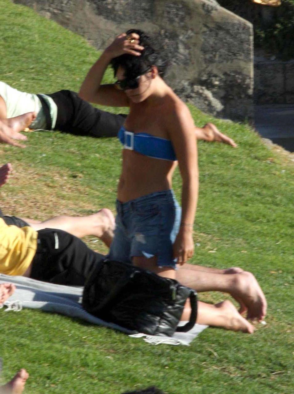 16P Lily Allen nipple slip and exposing her nice boobs on beach paparazzi pictures
