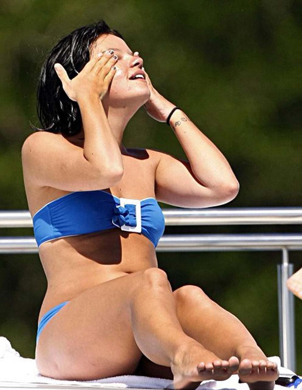 16P Lily Allen nipple slip and exposing her nice boobs on beach paparazzi pictures