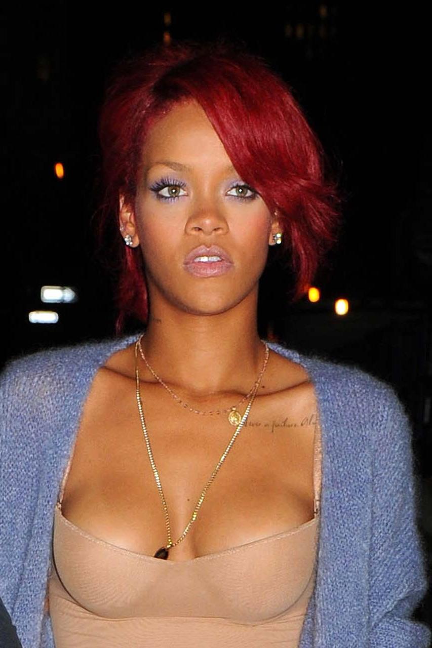 16P Rihanna looking fucking sexy while exposing her awesome cleavage
