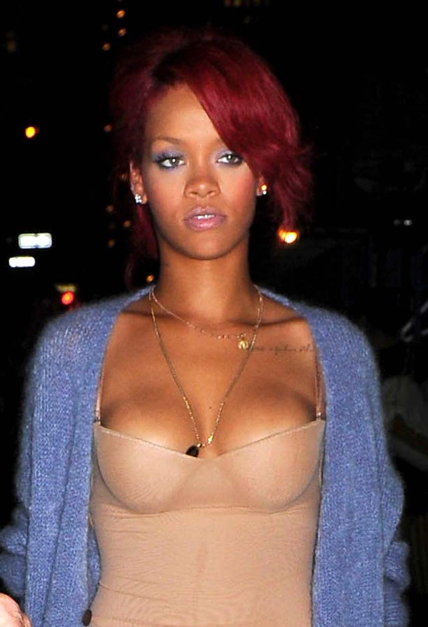 16P Rihanna looking fucking sexy while exposing her awesome cleavage
