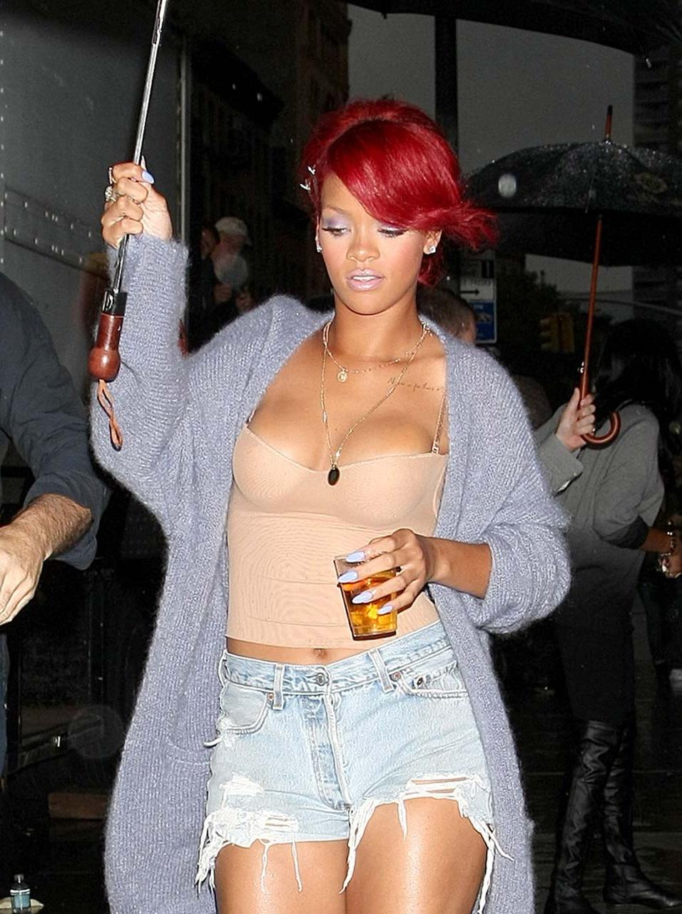 16P Rihanna looking fucking sexy while exposing her awesome cleavage