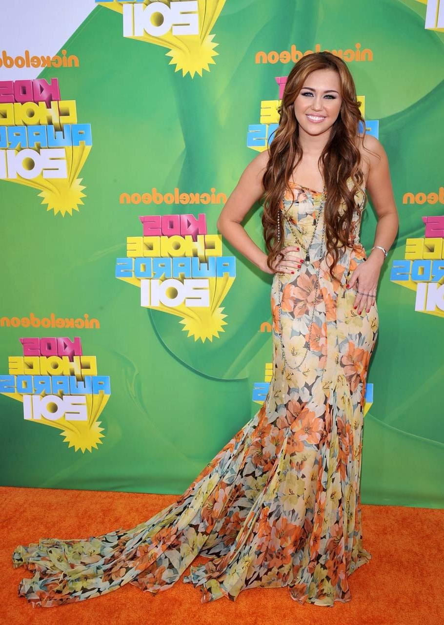16P Miley Cyrus big cleavage in underwear and looking sexy in colorfull dress