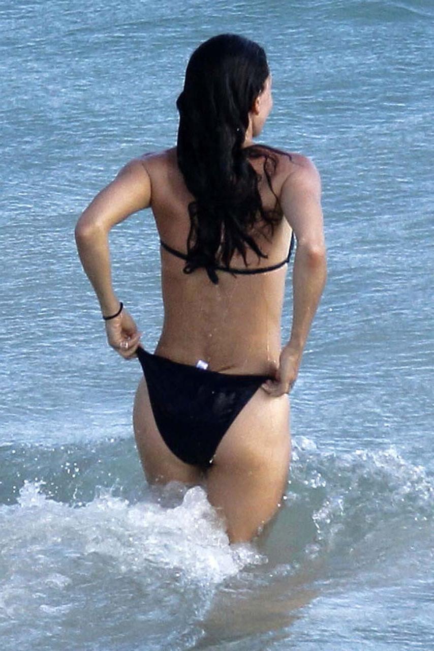 16P Courteney Cox nipple slip and looking very sexy in black bikini on beach paparaz