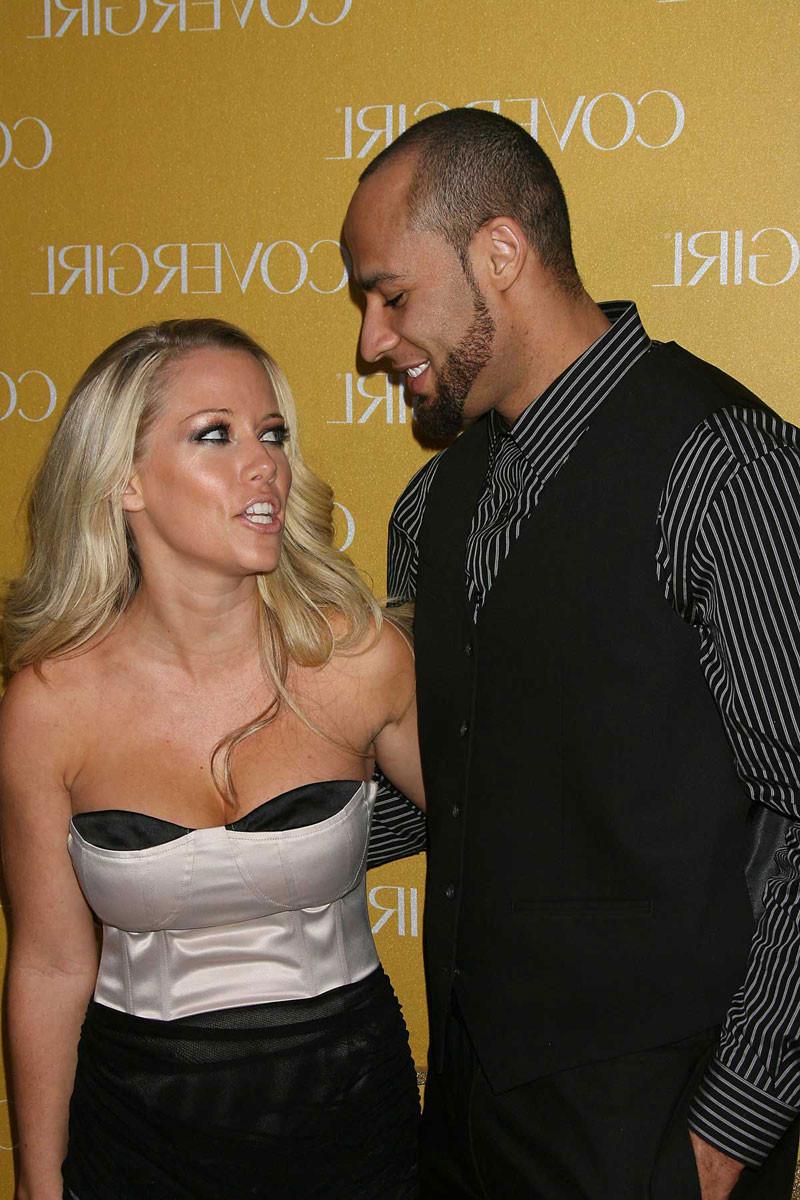 16P Kendra Wilkinson upskirt while playing golf