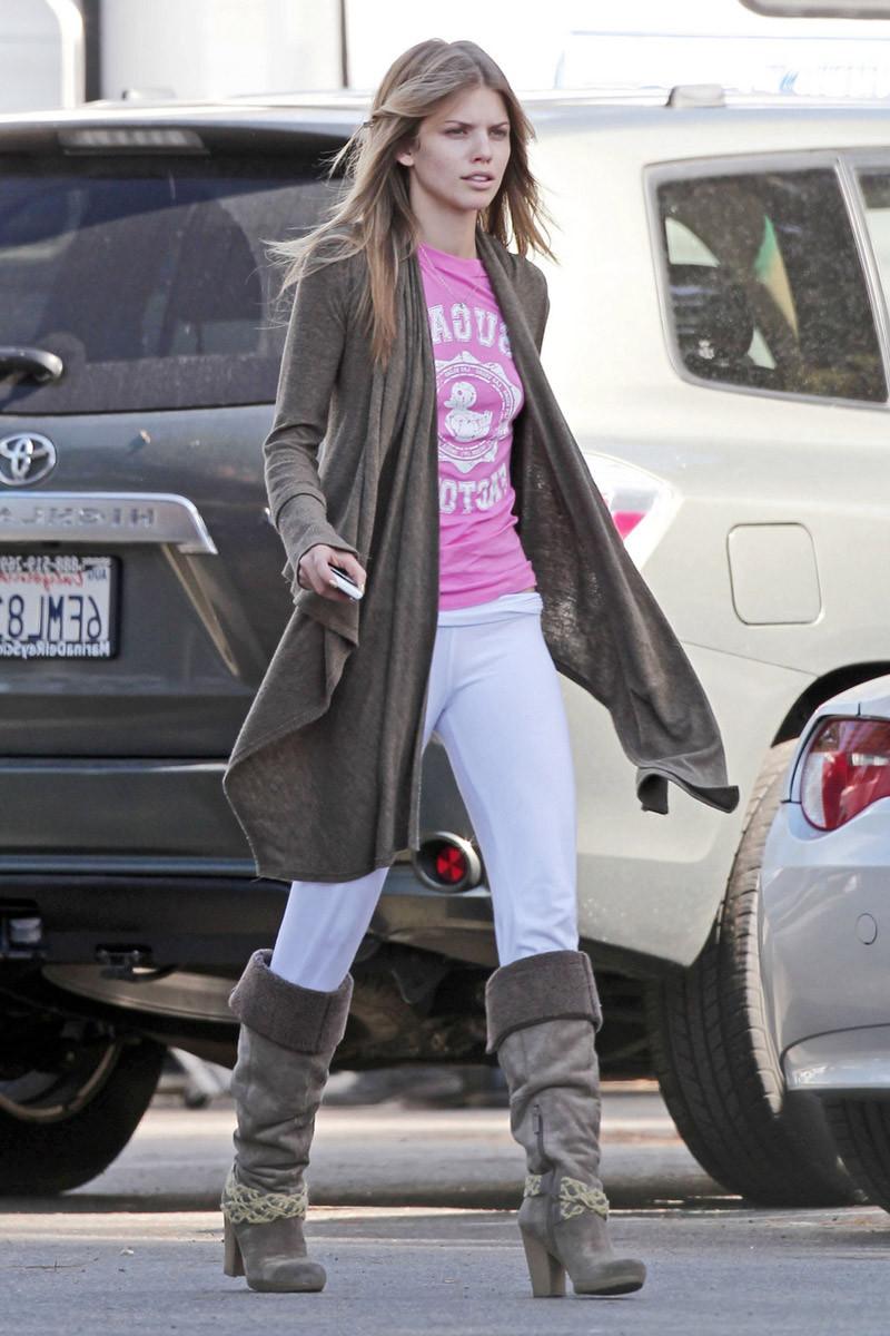 16P Annalynne McCord slipping a nipple while running