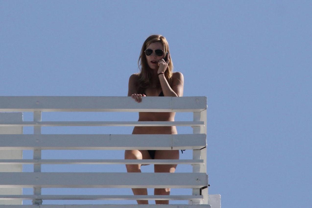 16P Blake Lively showing nice cleavage in dresses