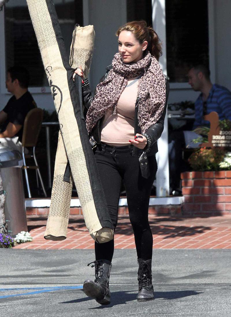 16P Kelly Brook showing marvelous ass in public