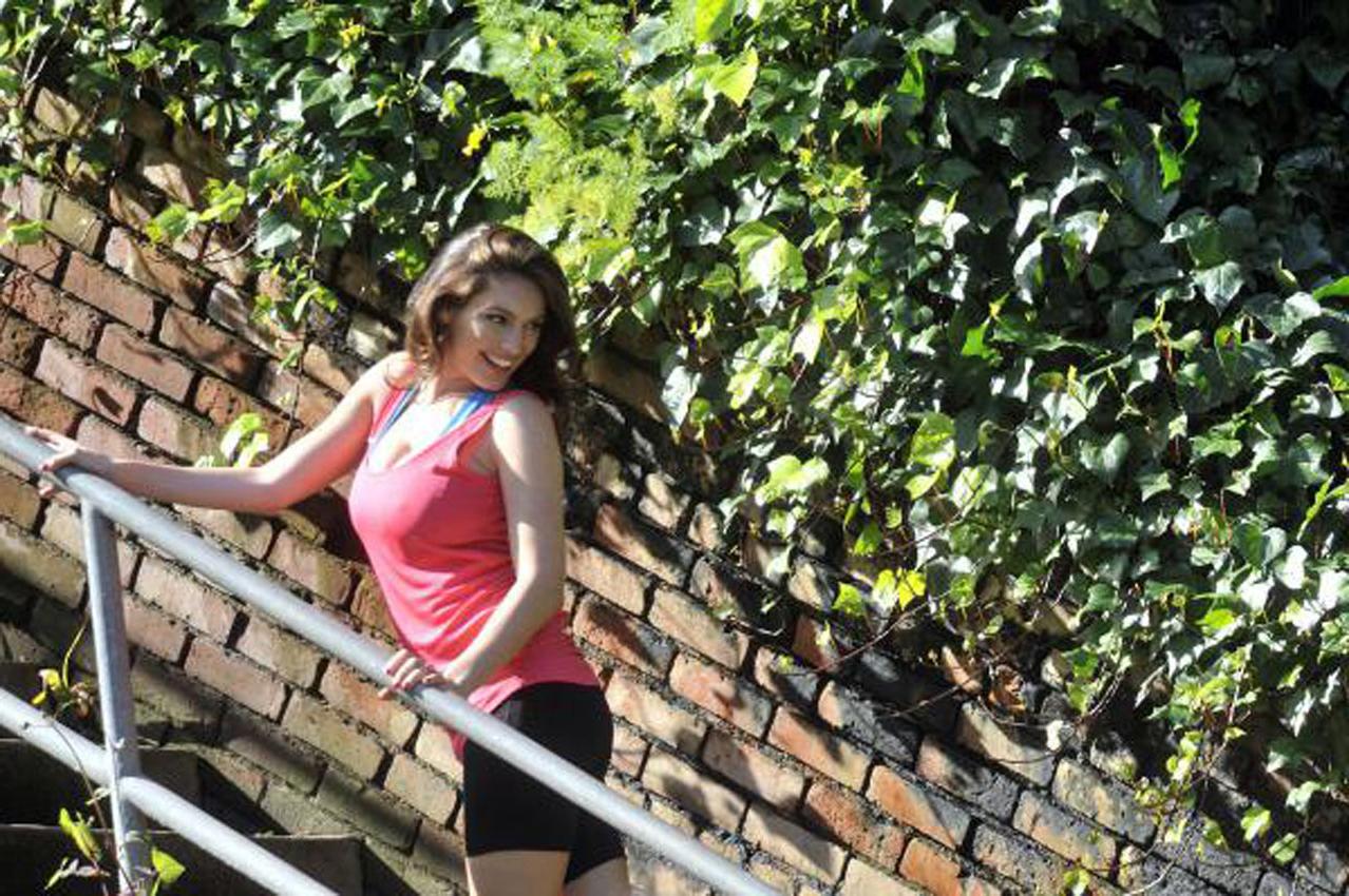 16P Kelly Brook showing marvelous ass in public
