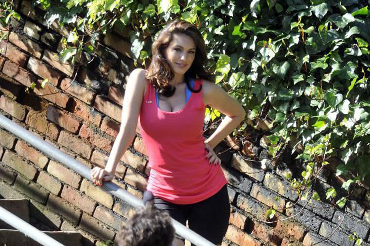 16P Kelly Brook showing marvelous ass in public