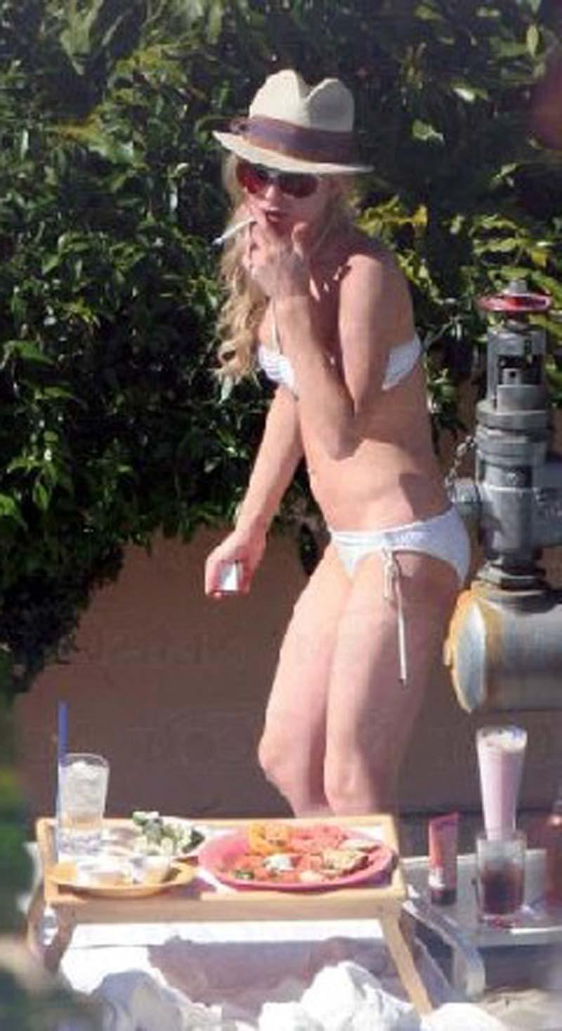 16P Lindsay Lohan big cleavage in tight dresses
